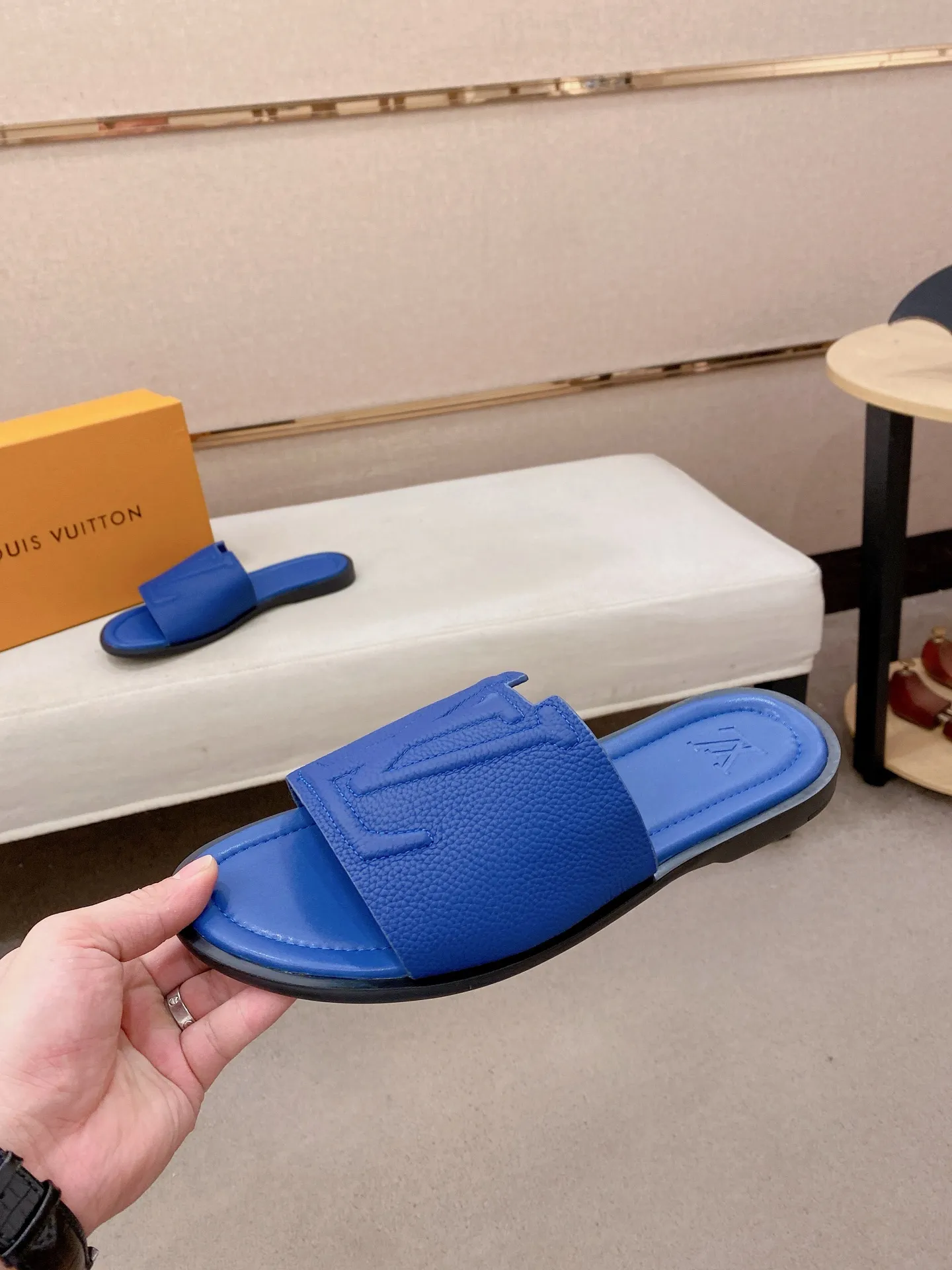 Men's shoes 💰: 340💰Made by LV🔍Top purchasing agents. Men's spring and summer slippers are available at the same counter. The uppers are imported cowhide from Italy, with logo graphics and high-quality craftsmanship. Soles: original soles specially provided by the original factory. Exclusive movable molded soles are super comfortable. Original goods follow orders. 🔍🔍High quality. You can enter and exit the counter at will. Welcome to compare. Size 38-44. Can be customized45